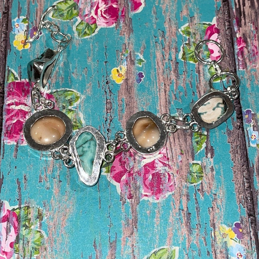 Shiva Shell & Howlite Bracelet - Picture 5 of 11